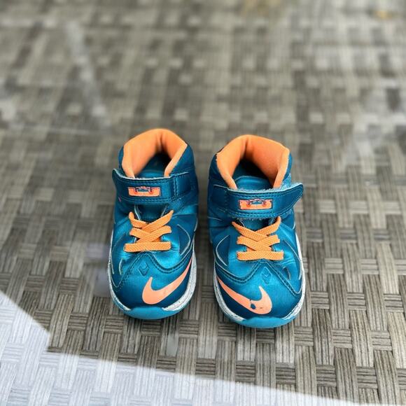 Nike LeBron High Top Sneakers Kids Size 8C - Picture 3 of 5